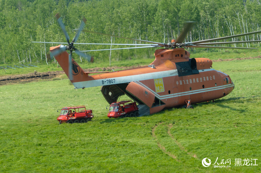 原始林區滅火演習。人民網 徐成龍攝