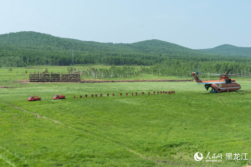 原始林區滅火演習。人民網 徐成龍攝