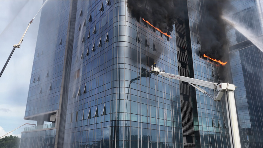 云梯车登高救人。图片由应急管理部提供