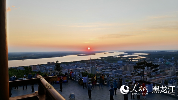 游客们在东极阁上迎接日出。人民网记者 张哲鑫摄