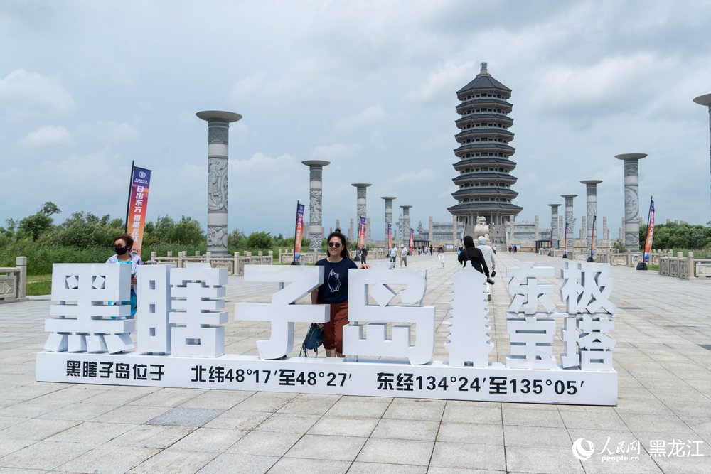 游客打卡东极宝塔。
