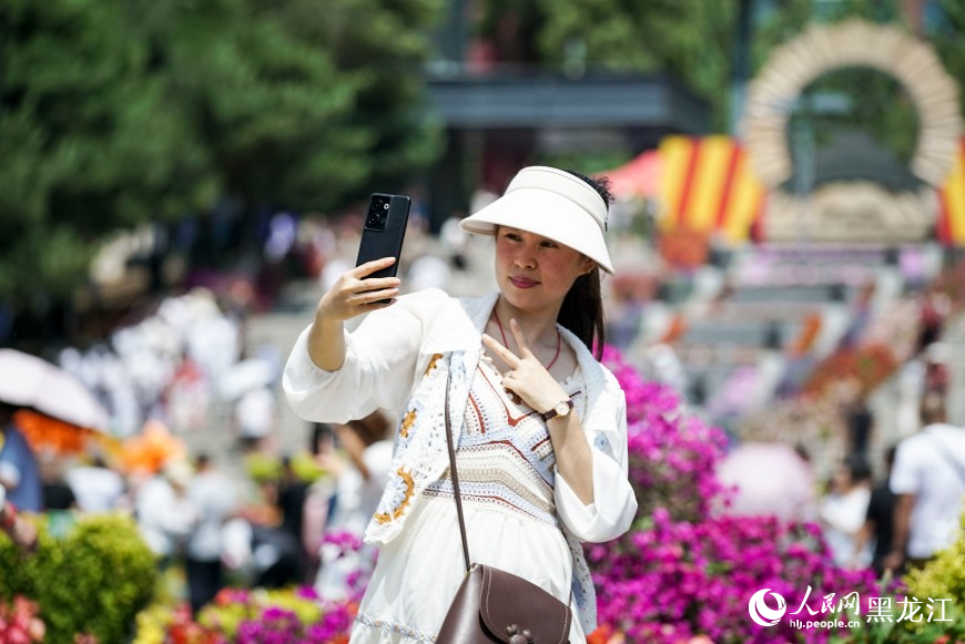 夏有凉风在冰城丨漫步花海 市民“闻香”来