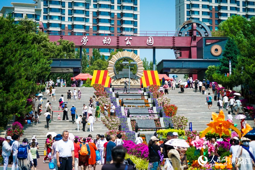 夏有凉风在冰城丨漫步花海 市民“闻香”来
