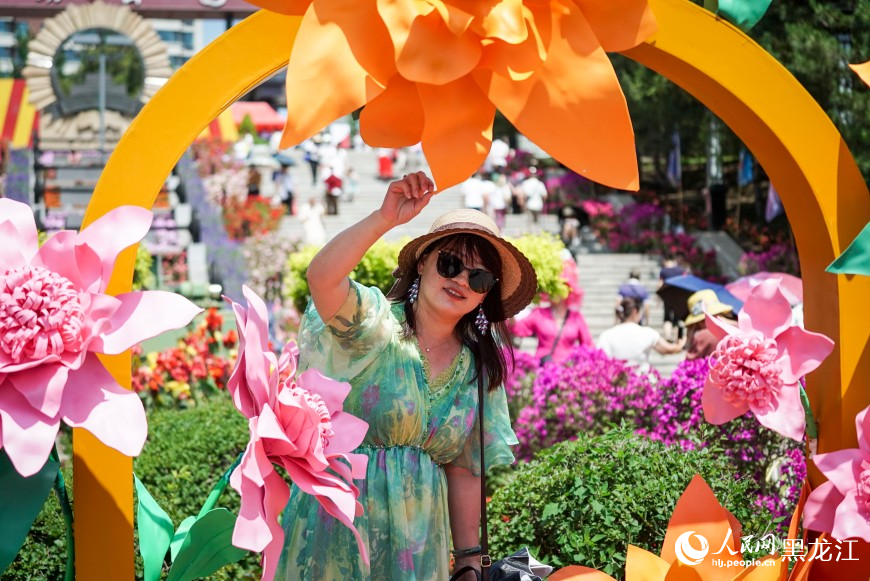 夏有凉风在冰城丨漫步花海 市民“闻香”来