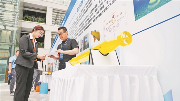 科普互动体验与科技成果展。 黑龙江日报记者 刘心杨摄