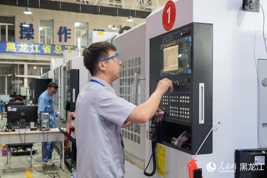 参赛选手在比赛中。