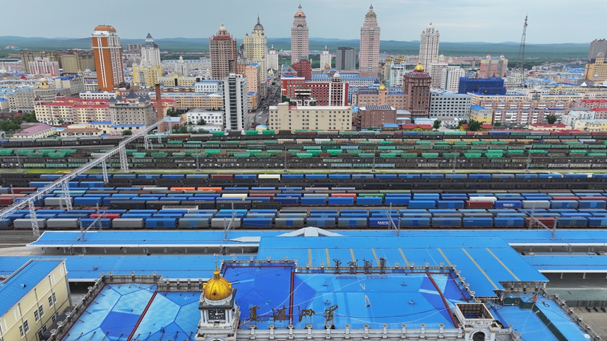 满洲里铁路口岸通行中欧班列突破30000列