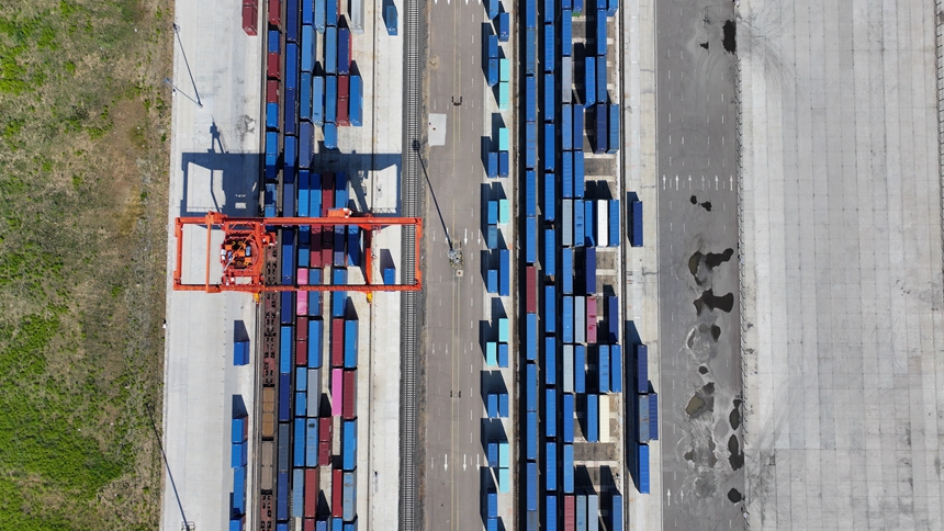 满洲里铁路口岸通行中欧班列突破30000列