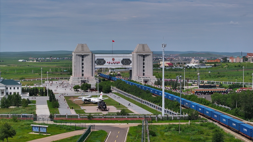 满洲里铁路口岸通行中欧班列突破30000列