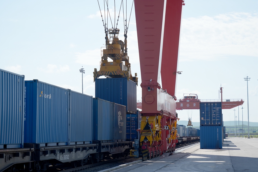 满洲里铁路口岸通行中欧班列突破30000列