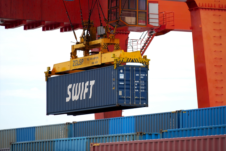 满洲里铁路口岸通行中欧班列突破30000列