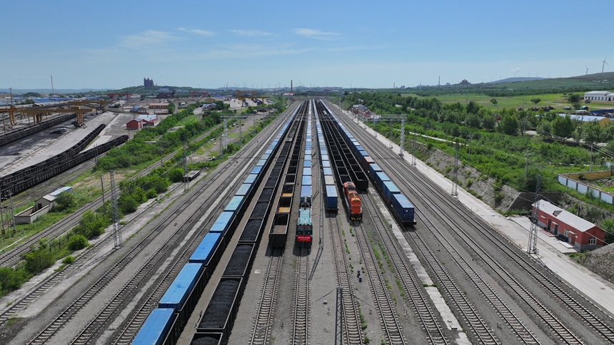 满洲里铁路口岸通行中欧班列突破30000列