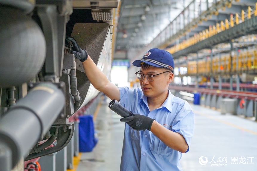 探访中国最北高铁“4S”店：“动车医生”来“体检”