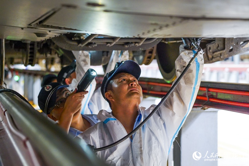 探访中国最北高铁“4S”店：“动车医生”来“体检”