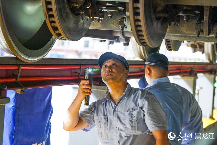 探访中国最北高铁“4S”店：“动车医生”来“体检”