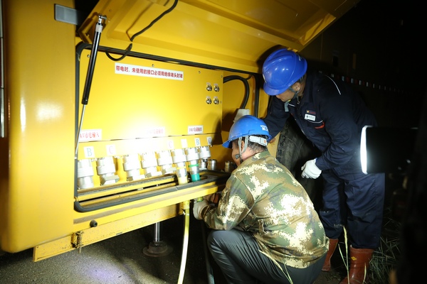 肇州县供电分公司员工将发电车并入10千伏朝二线长林分支下段保障民生供电。耿文欣摄