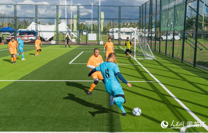 “哈超”：從冰雪園區踢到綠茵賽場