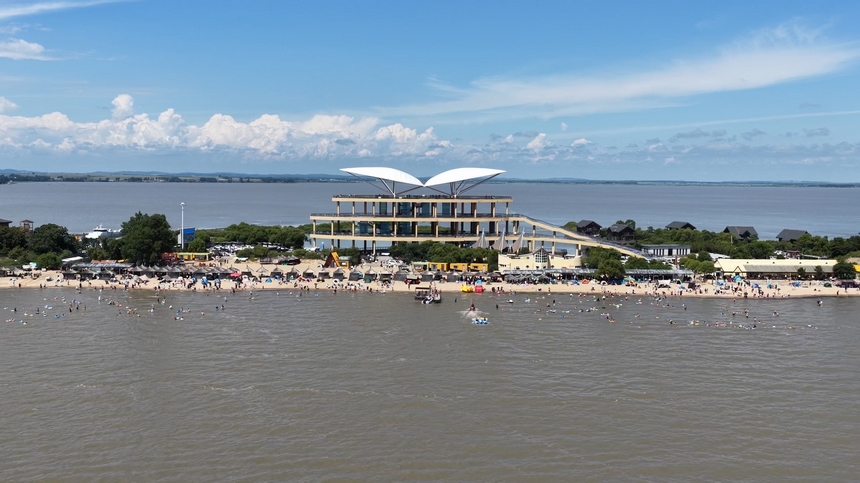 兴凯湖旅游旺季“热”起来