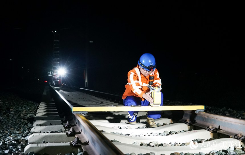 铁路上的“夜行侠”：与时间赛跑