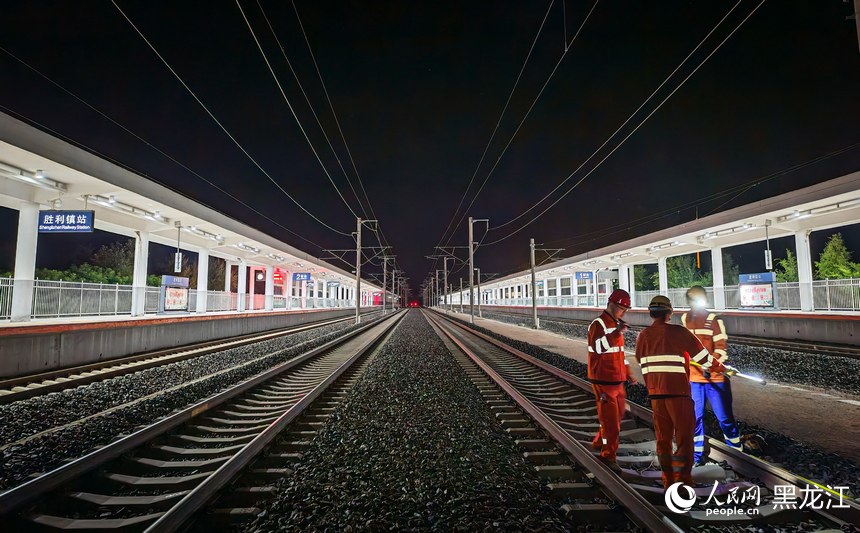 铁路上的“夜行侠”：与时间赛跑