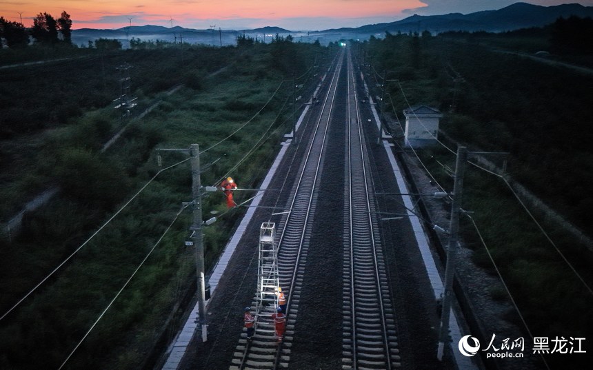 铁路上的“夜行侠”：与时间赛跑