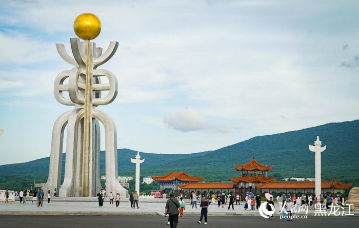 東極廣場上的東極極標雕塑吸引游客紛紛打卡。人民網記者 蘇靖剛攝