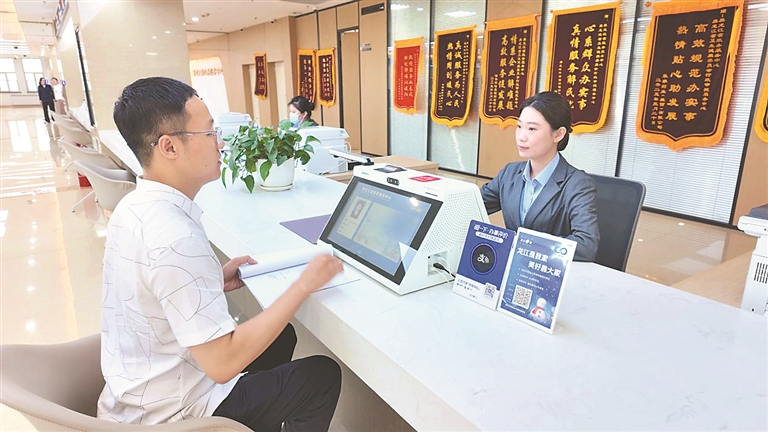 工作人员详细解答问题。