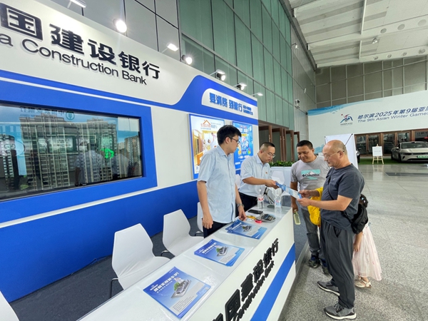 中国建设银行黑龙江省分行工作人员正在为客户讲解购车分期业务政策。图片由中国建设银行黑龙江省分行提供