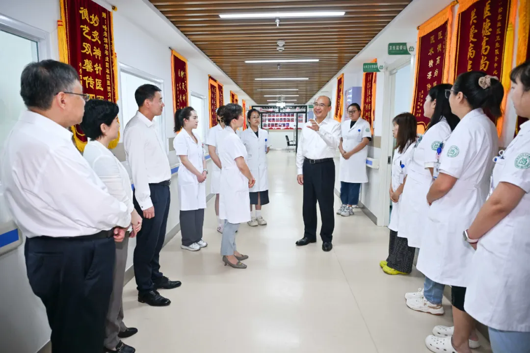 许勤来到松北区卫生服务中心，了解医防融合、设施配备、人才队伍等情况，与基层医务人员和社区就医群众交流。