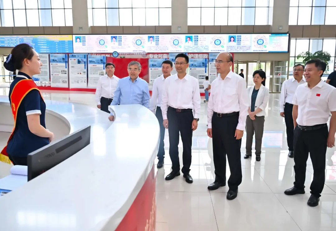 在哈医大四院松北院区，许勤了解重点科室建设、医疗诊治等情况，看望慰问一线医务人员。