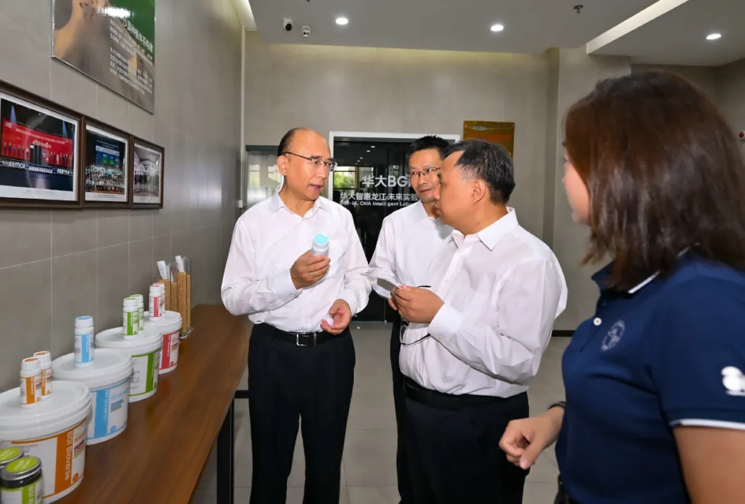 许勤来到华大智惠龙江未来实验室，了解精准医学检验中心运行情况。