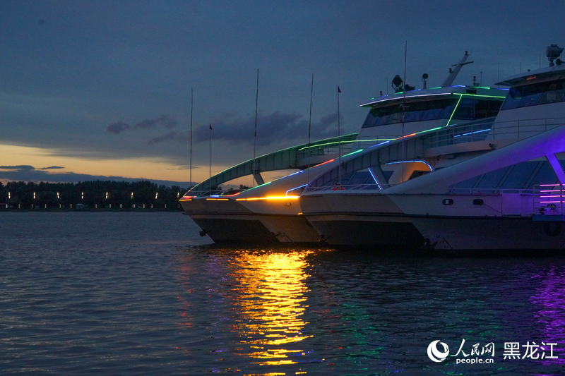 鬆花江畔停泊的游船仿佛定格在油畫之中。人民網 徐成龍攝