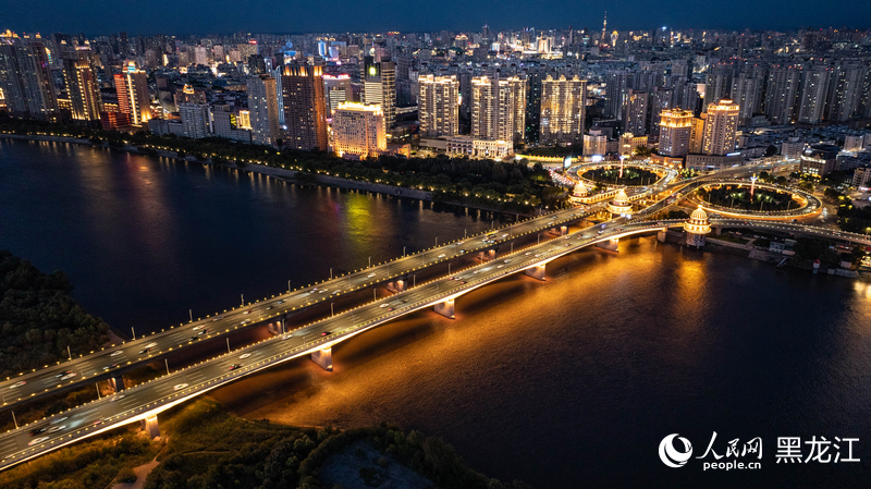 夜晚的鬆花江公路大橋流光溢彩。人民網 徐成龍攝