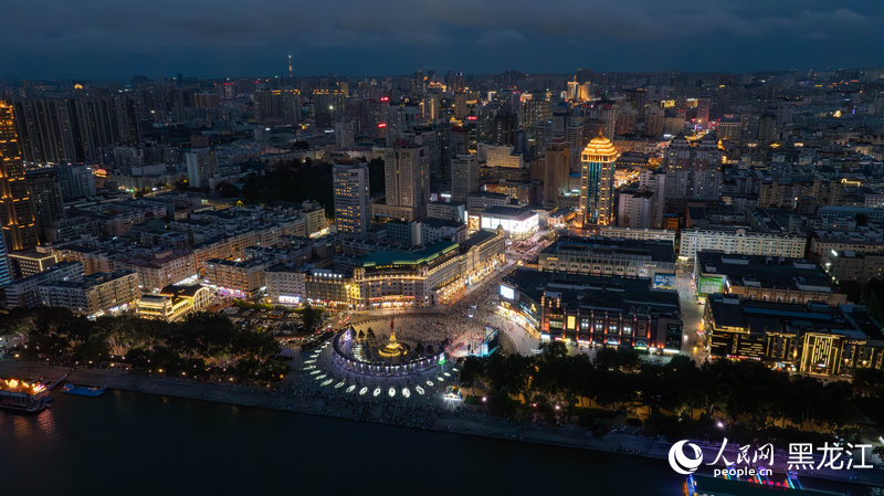 在鬆花江上空看城市的燈光如星空漸次亮起。人民網 徐成龍攝