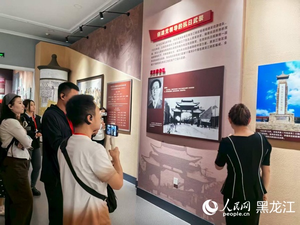 参观“抗战14年的黑龙江”——纪念中国人民抗日战争暨世界反法西斯战争胜利80周年展。人民网记者 张齐摄