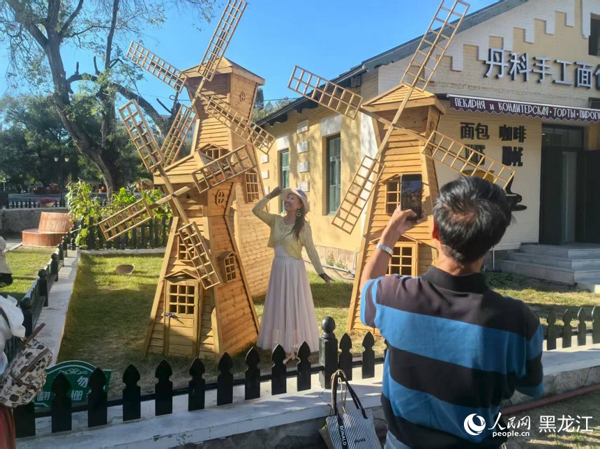 游客在花园街历史文化街区游览拍照。