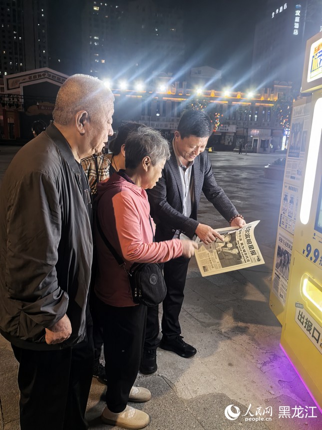 游客在中华巴洛克街区打卡纪念报纸。