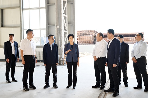 在齐齐哈尔重型铸造有限责任公司,梁惠玲考察高端数控机床专用铸件项目,了解企业生产经营、产业协作配套等情况。