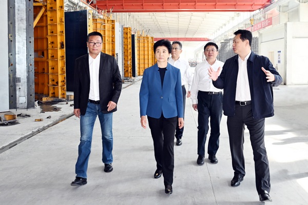 梁惠玲考察优泰混凝土装配式制品生产项目。