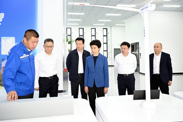 梁惠玲考察中船风电双鸭山清洁能源装备基地项目。