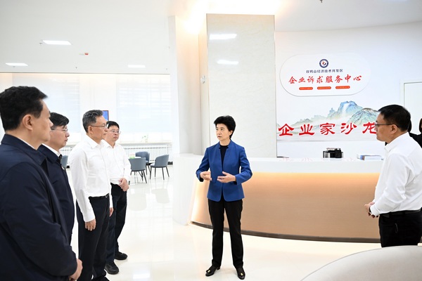 在双鸭山经济技术开发区高新技术创业服务中心,梁惠玲参观企业家沙龙中心,了解开发区招商引资、为企服务等情况。