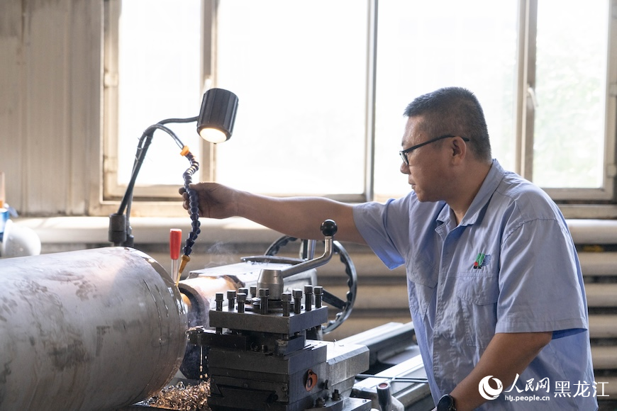 哈尔滨博实自动化股份有限公司工人师傅正在加工生产。