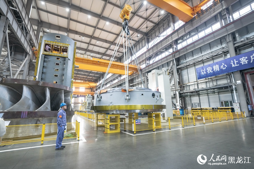 哈电电机厂内工人正在进行生产。