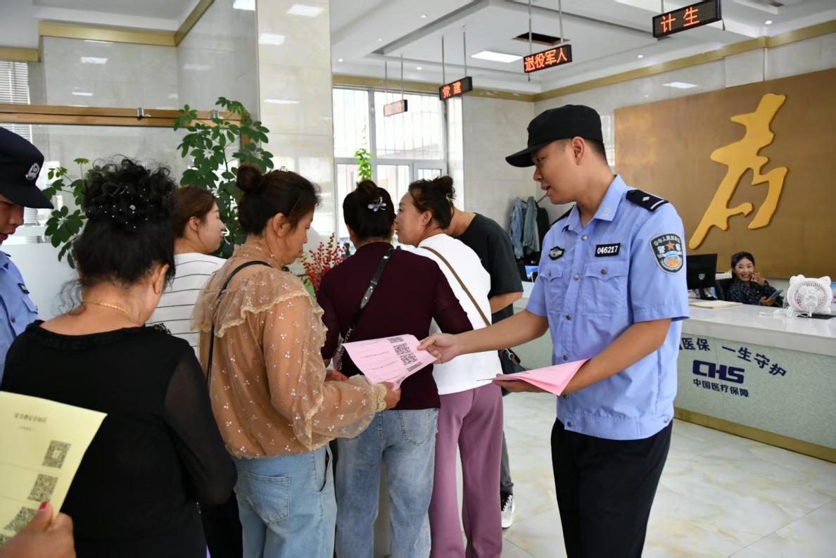 民警深入社區發放宣傳單。穆棱市委宣傳部供圖