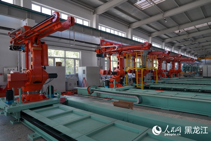 哈尔滨博实自动化股份有限公司生产的高温炉前作业机器人。人民网 徐成龙摄