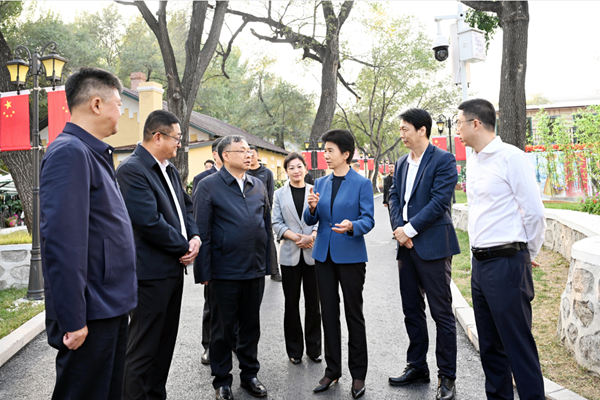 梁惠玲来到花园街“黄房子”历史文化街区,了解特色文化街区建设情况,考察城市更新和文旅产业融合发展、旅游消费新业态培育等工作。