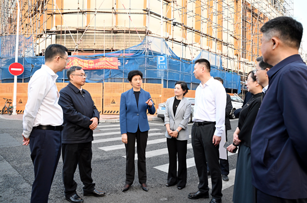 梁惠玲来到中华巴洛克三期首开区,了解特色文化街区建设情况,考察城市更新和文旅产业融合发展、旅游消费新业态培育等工作。