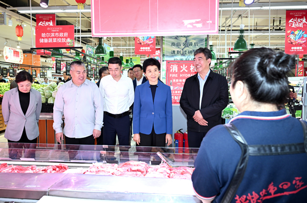 在哈尔滨新世纪家得乐商贸有限公司康泰嘉园店,梁惠玲了解市场保供情况。