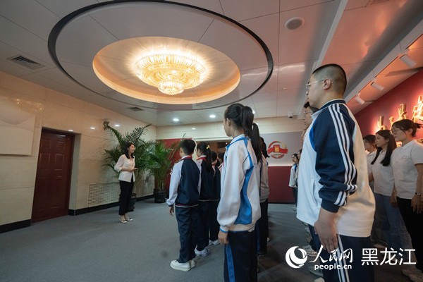 学生们在档案馆内开启“档案馆里的思政课”之旅。