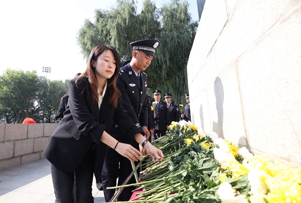 省及哈尔滨市各界代表向烈士纪念塔敬献鲜花。